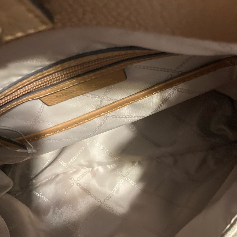 Micheal Kors Purse - Picture 9 of 16